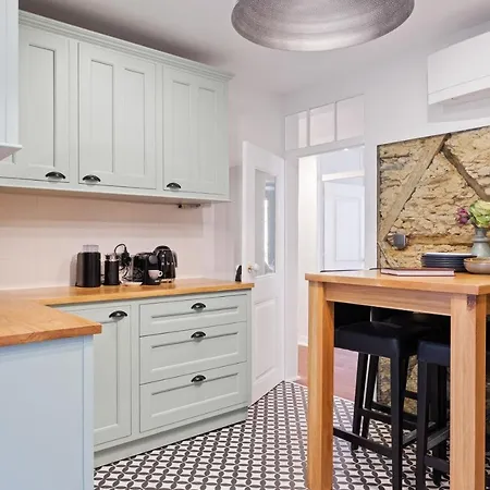 Bella Vista - Modern Classic In Heart Of City *